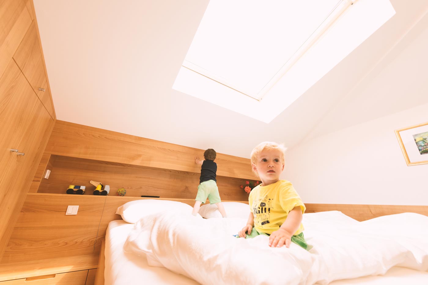 Kinder spielen im Doppelbett im Hotel Kastel in Kastelruth